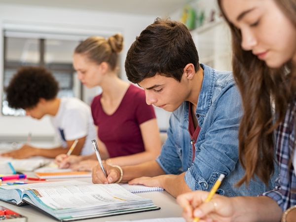 Studenti multietnici in una high school all’estero durante un programma Exchange Year