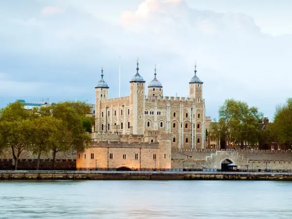 La-London-Tower-vista-dal-Tamigi