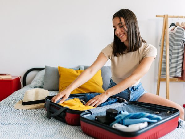 Preparazione della valigia per una vacanza studio all’estero con abbigliamento, documenti e accessori essenziali Preparazione della valigia per una vacanza studio all'estero con abbigliamento, documenti e accessori essenziali.