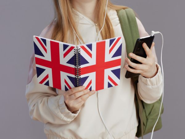 tudenti che imparano una nuova lingua con entusiasmo, divertimento e motivazione.