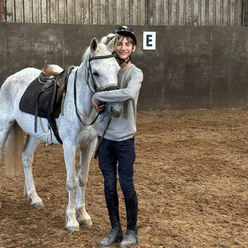 Adolescente con cavallo in vacanza studio con equitazione a Cork Adolescente con cavallo in vacanza studio con equitazione a Cork