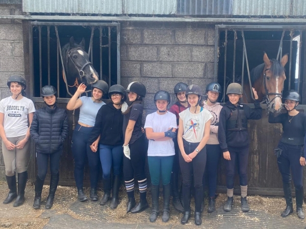 Gruppo di ragazze adolescenti in vacanza studio a Cork con equitazione