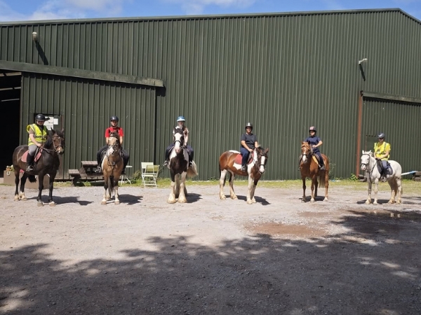 Ragazze a cavallo in vacanza studio a Cork con equitazione Ragazze a cavallo in vacanza studio a Cork con equitazione