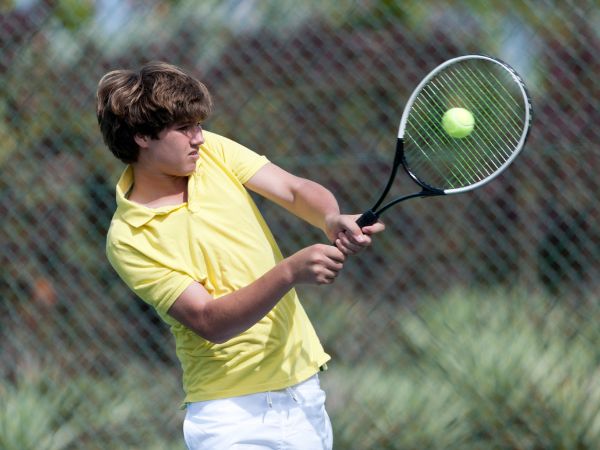 Ragazzi che giocano a tennis durante una vacanza studio all’estero, tra sport, divertimento e nuove amicizie