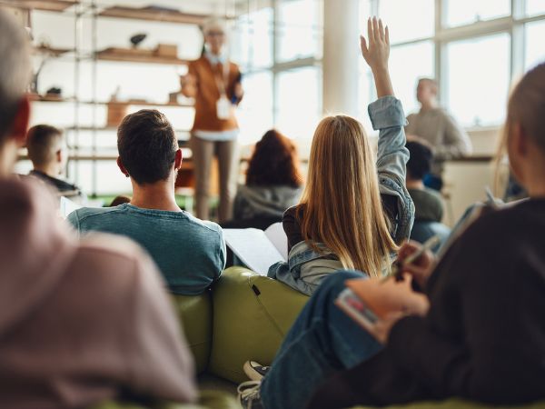 Studenti in aula mentre fanno domande all'insegnante